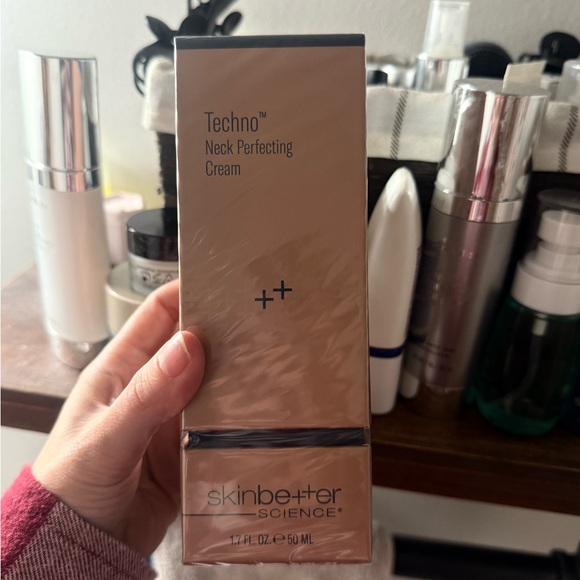 Unopened New Skinbetter science techno neck perfecting cream. - Picture 6 of 6